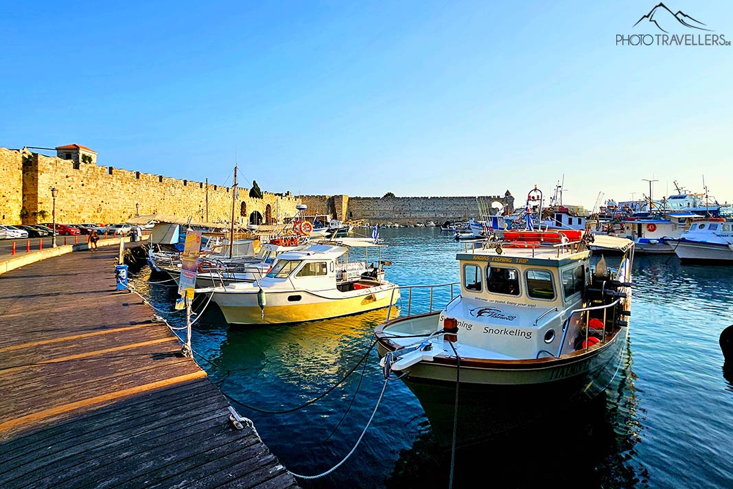 Bunte Boote ankern im Mandraki-Hafen von Rhodos