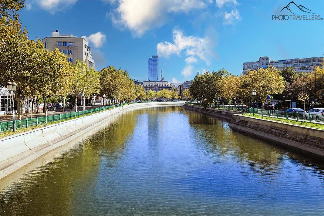 Ein breiter Kanal mit beidseitigen Bäumen fließt durch Bukarest