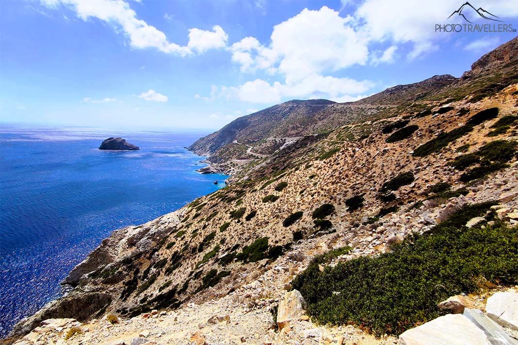 Die flachabfallenden Bergrücken auf Amorgos münden in tiefblaues Meer