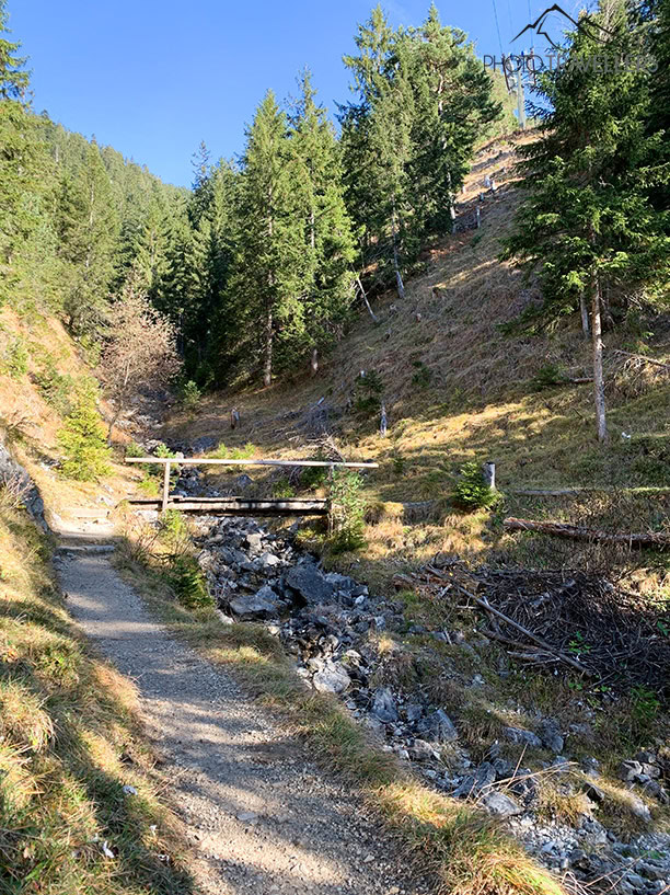 Eine kleine Holzbrücke