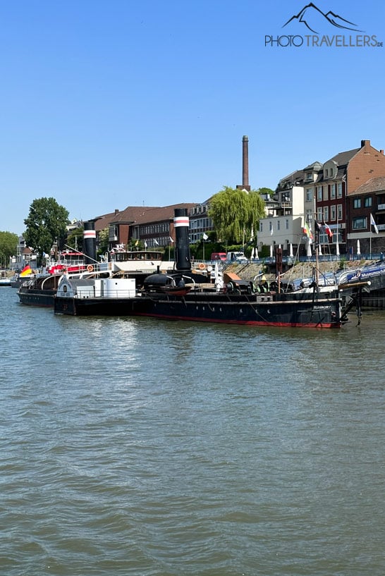 Der alte Raddampfer "Oscar Huber" im Hafen von Duisburg