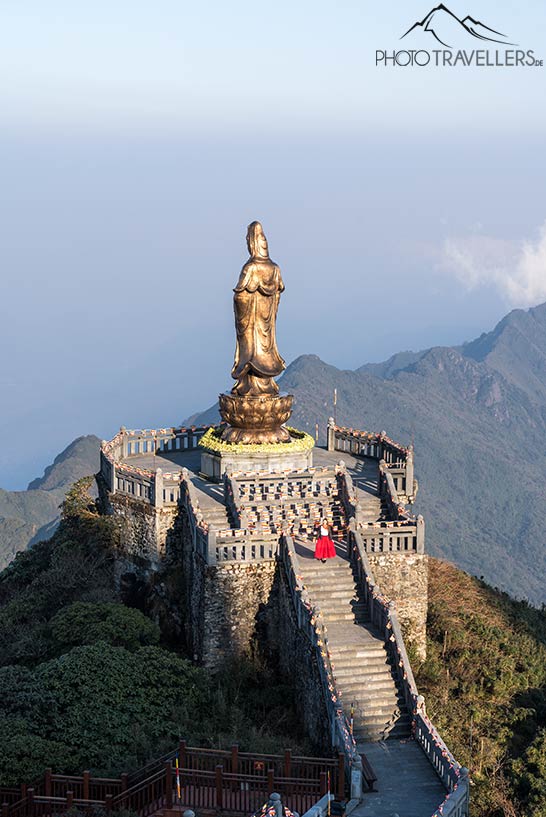 Die goldene Buddha-Statue auf dem Gipfel des Fansipan in Vietnam