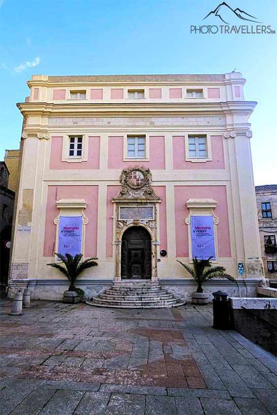 Die rosafarbene Fassade ist ein Hauptmerkmal des ehemaligen Stadtpalastes