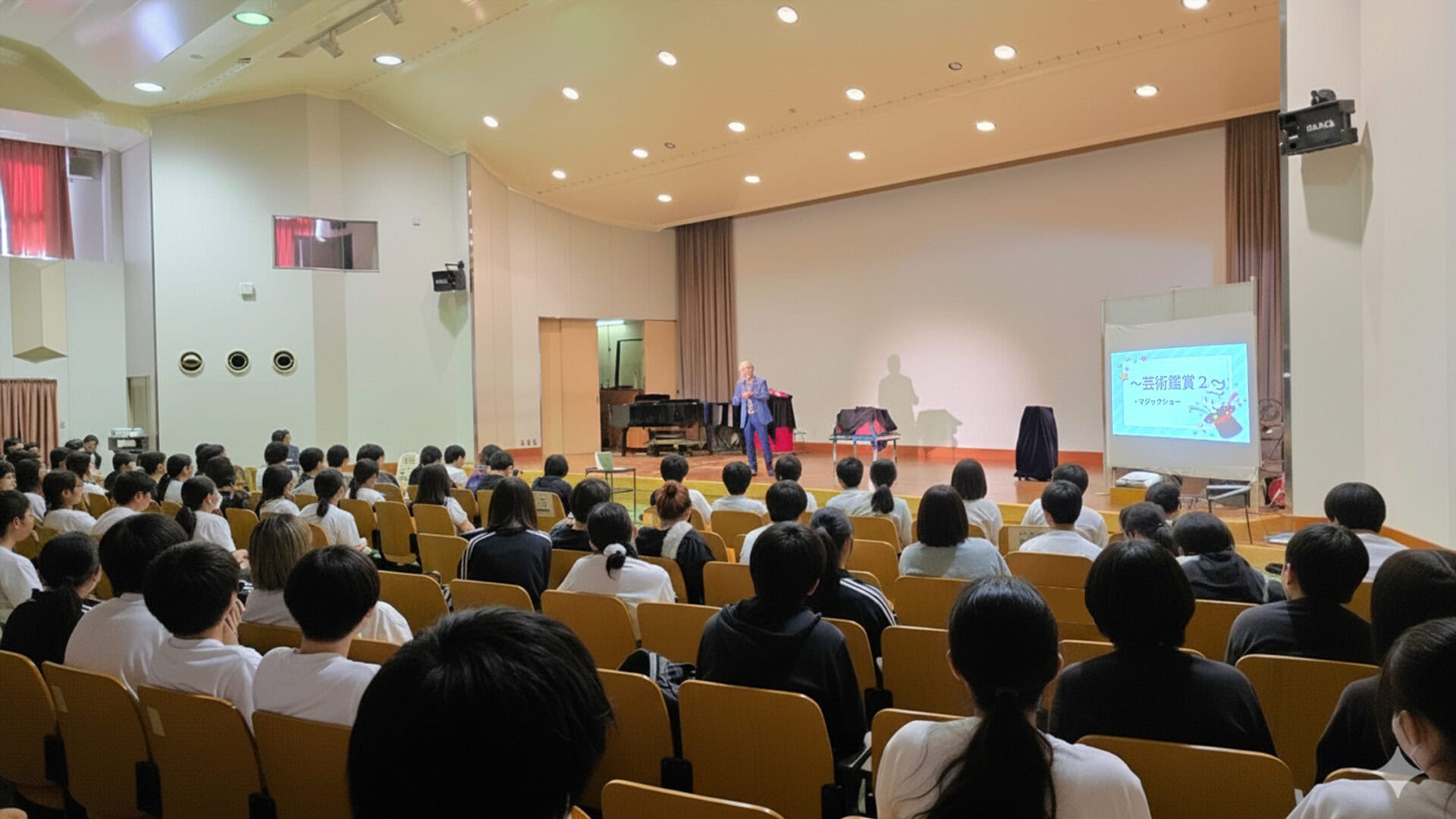 【福井県】武生高校の文化祭でマジックショー!生徒参加型でみんなが主役になれる学校行事の作り方 1 福井県 武生高校 葵講堂での文化祭でマジックショーをするマジシャンコンプレッサー
