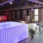 Ein Foto verschiedener Stände in der Halle.