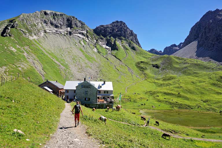 startseite-bayern-huettenwanderungen Wanderer vor der Rappenseehütte, Allgäuer Alpen