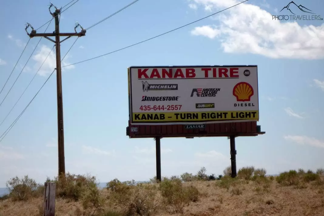 Ein Werbeschild für Kanab Tire an der Abfahrt zum Toroweap Overlook