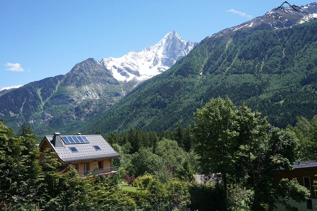 Ein Haus im Chamonix-Tal, dahinter ein schroffer Gipfel