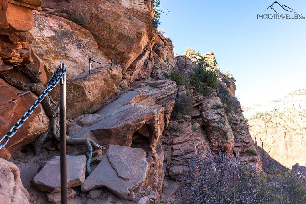 Ein Teil des mit Ketten versicherten schmalen Steigs, der auf Angels Landing führt