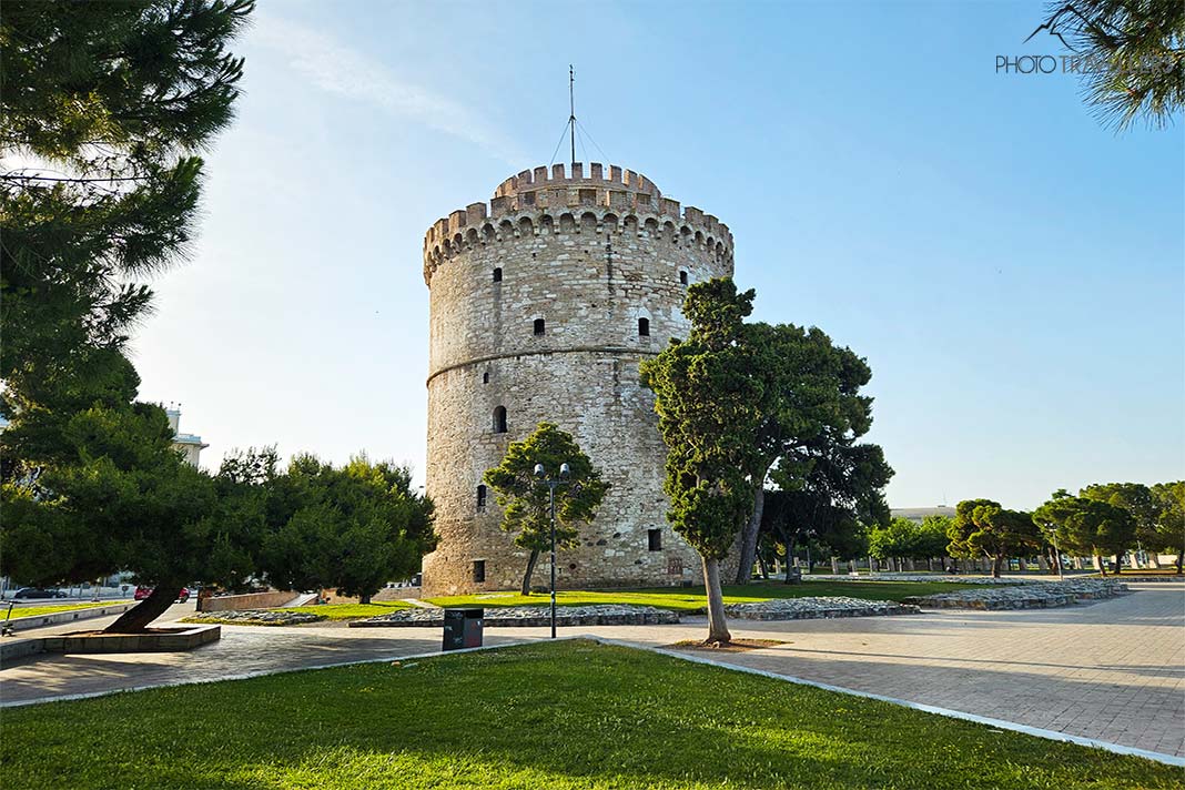 Der Weiße Turm von Thessaloniki ist von Grünanlagen eingebettet