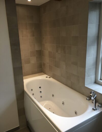 Badeværelsesbadekar med jacuzzi funktion, installeret af Tømrer Steen.