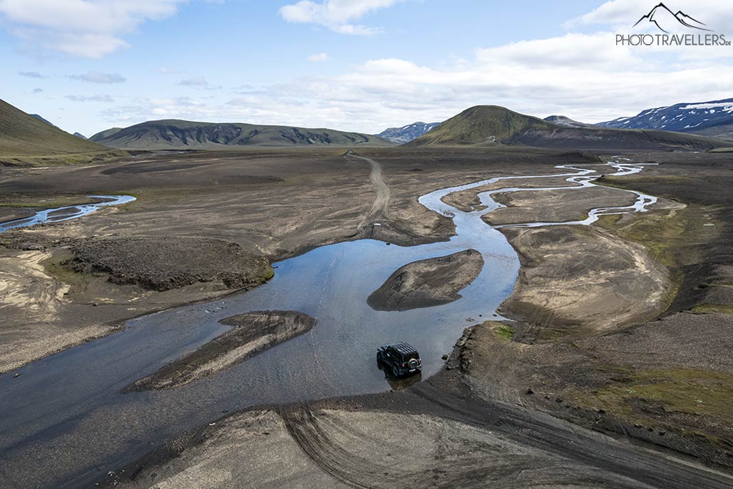 Ein Geländewagen in einer Furt auf der F225 in Island