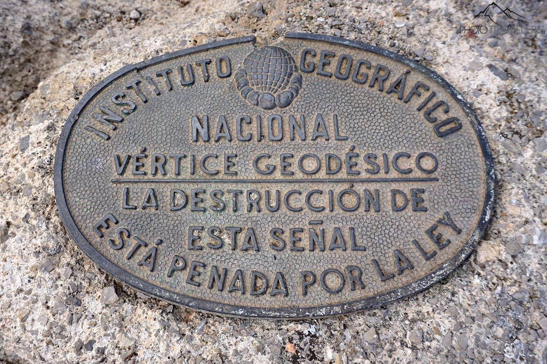 Die Gipfelmarkierung der Massanella, eine dunkle Metallplatte mit der Aufschrift "Instituto Geografico"