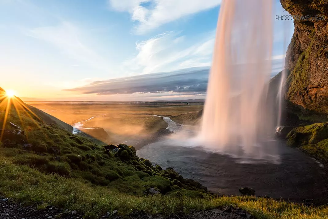 Der Wasserfall Seljalandsfoss im Abendlicht