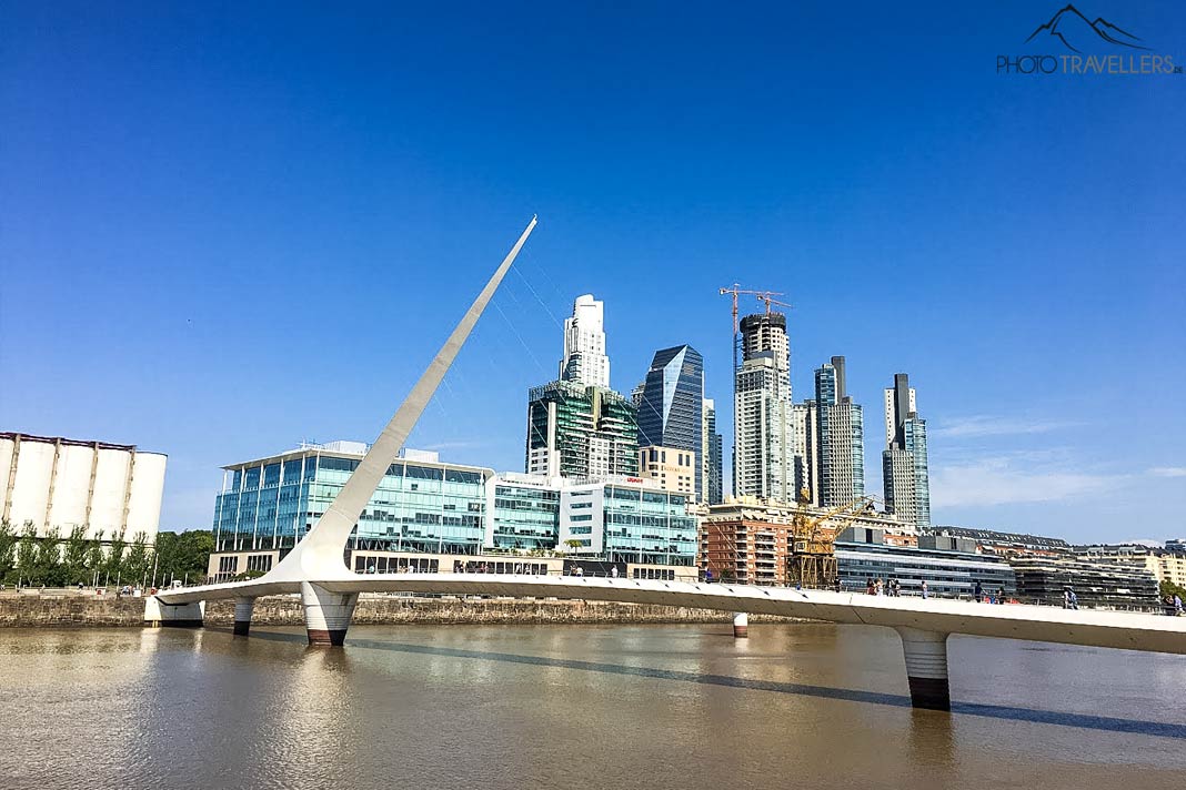 Blick auf die Brücke Puente de la Mujer mit Stadtviertel Puerto Madero