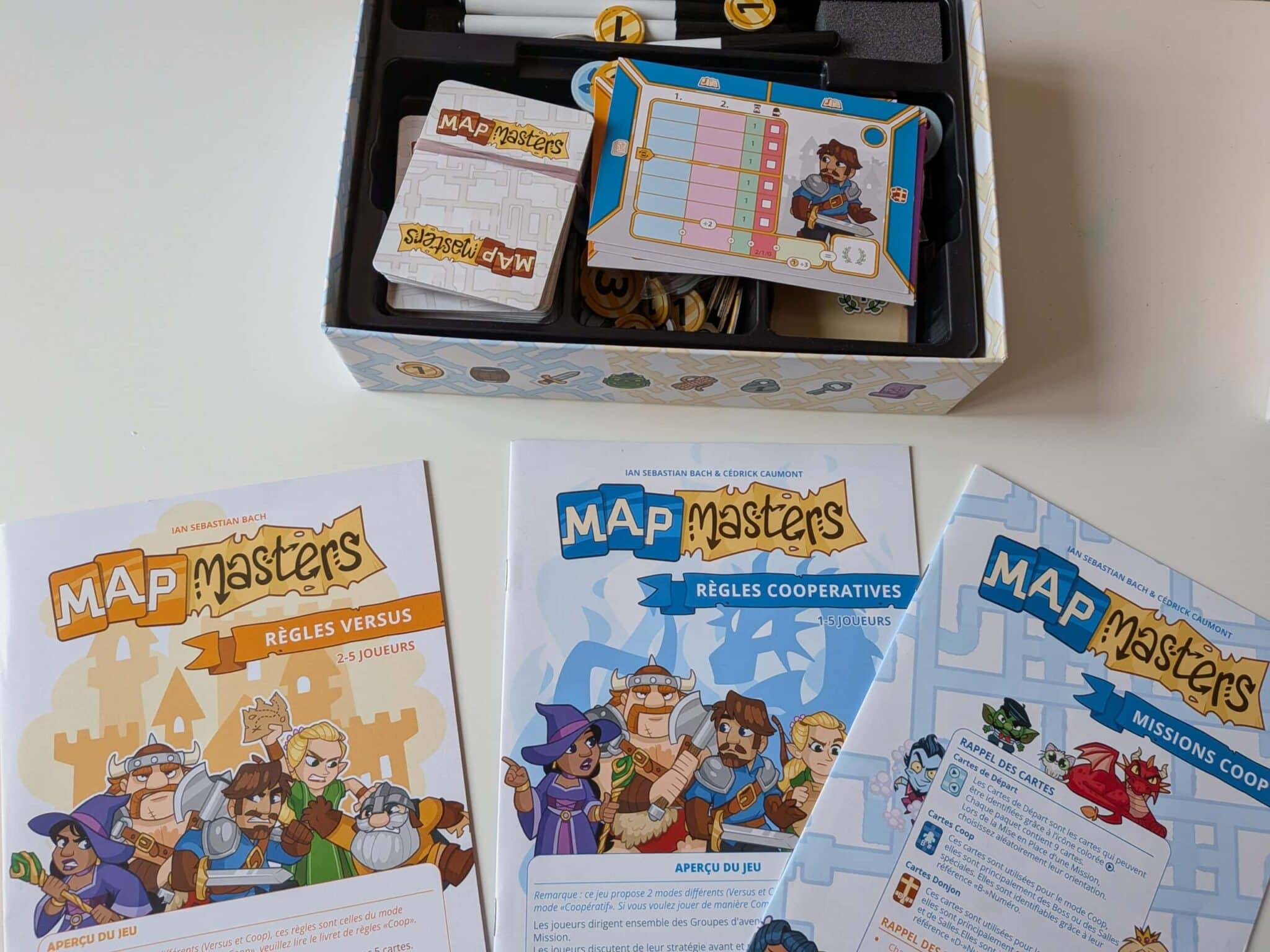 Jeu de société Map Masters avec cartes et accessoires pour explorer des mondes imaginaires et développer la réflexion.