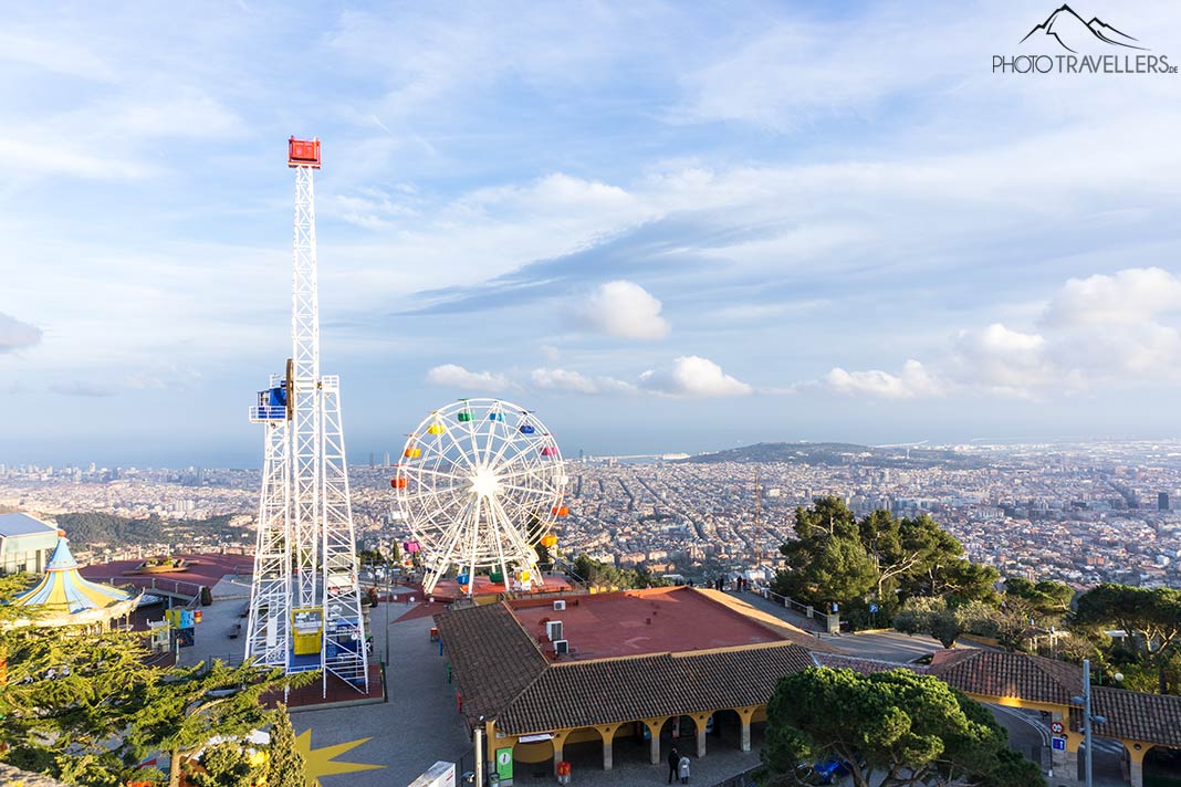 Der Blick auf den Vergnügungspark Tibidabo, dahinter das Häusermeer von Barcelona