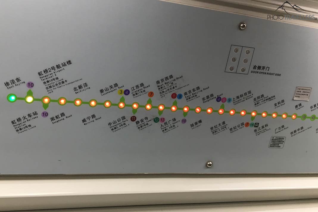 Eine Anzeige der Stationen in einem U-Bahnwagen in Shanghai