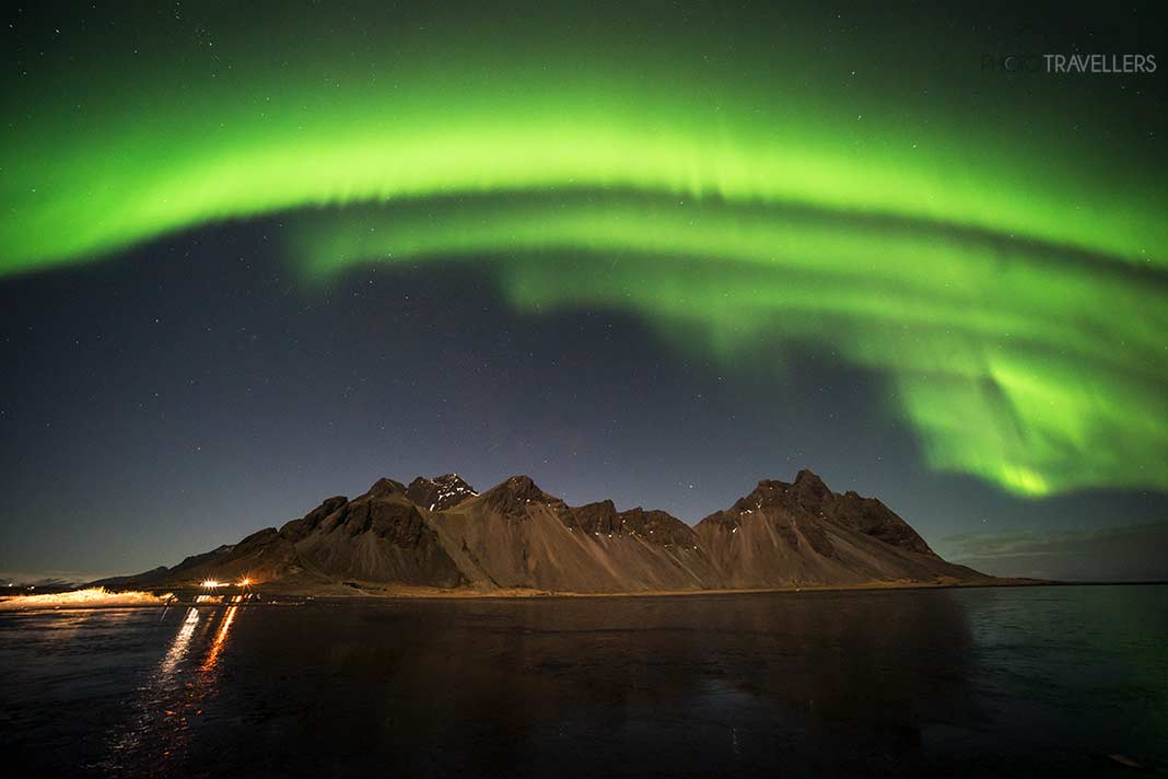 Polarlichter über den Bergen von Stokksnes
