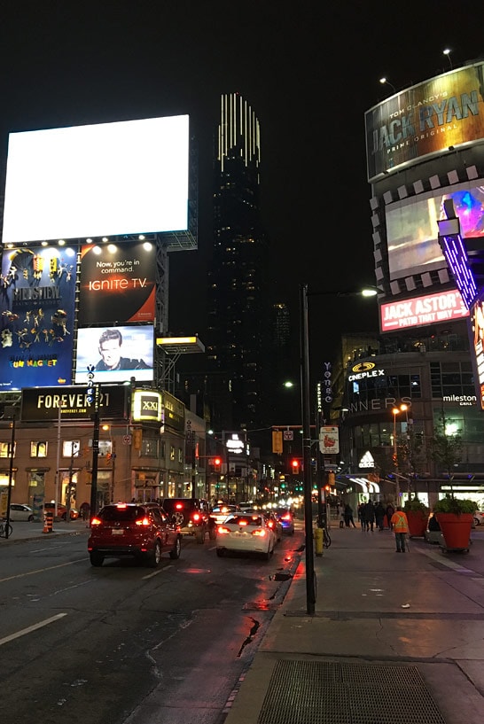 Die Yonge Street in Toronto bei Nacht