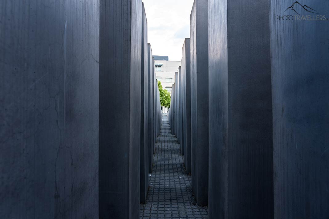 Die dunklen Säulen des Denkmals für die ermordeten Juden (Holocaust Denkmal) in Berlin