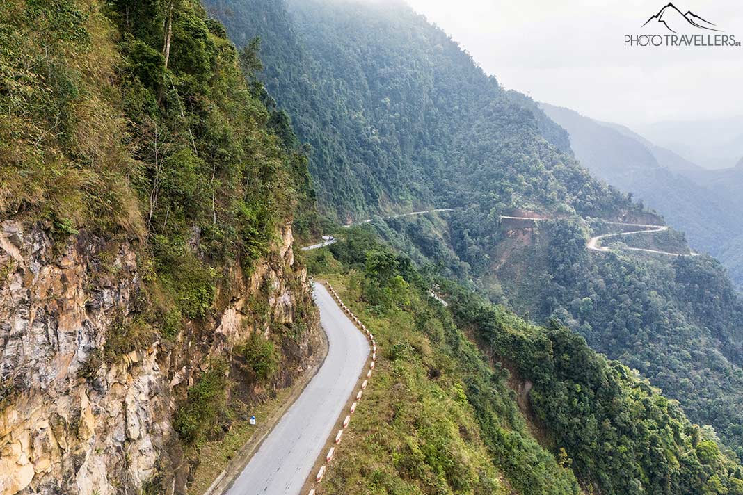 Eine schmale Bergstraße auf dem Ha Giang Loop in Vietnam