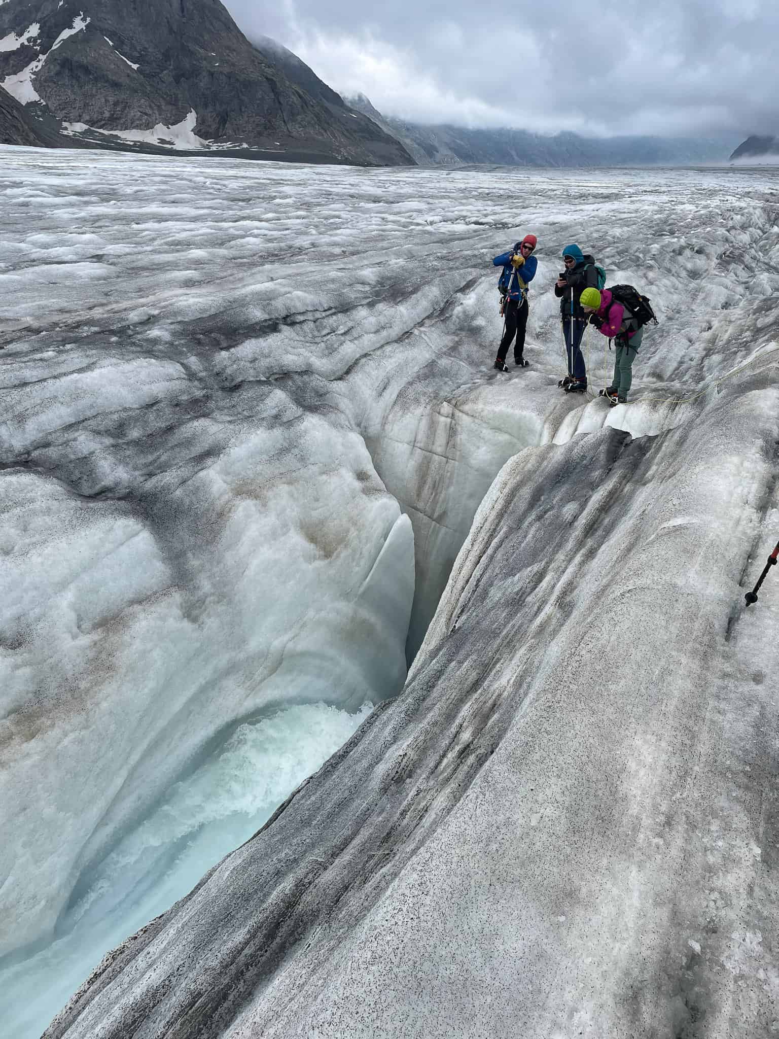 Eine Gletschermühle auf dem Aletschgletscher