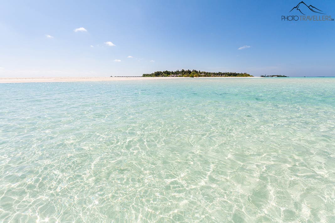 Eine Malediven-Insel vom Wasser aus gesehen