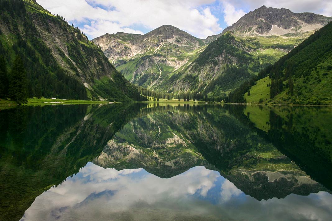 Der Vilsalpsee liegt im Tannheimer Tal