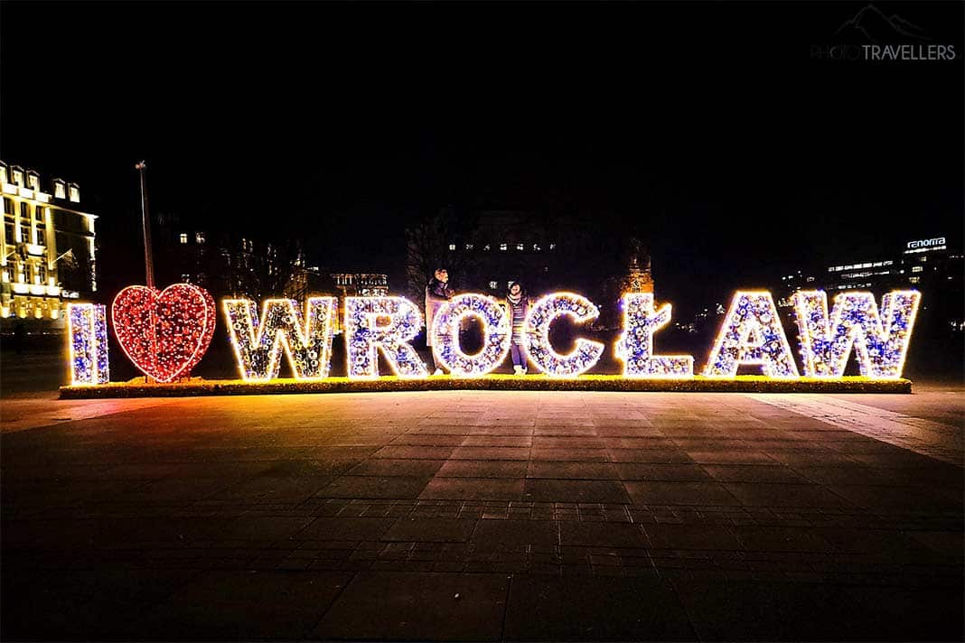 Beleuchteter Schriftzug "I love Wroclaw" strahlt bei Nacht