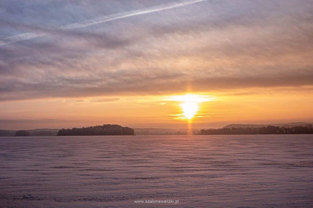 słup świetlny nad jeziorem wulpińskim