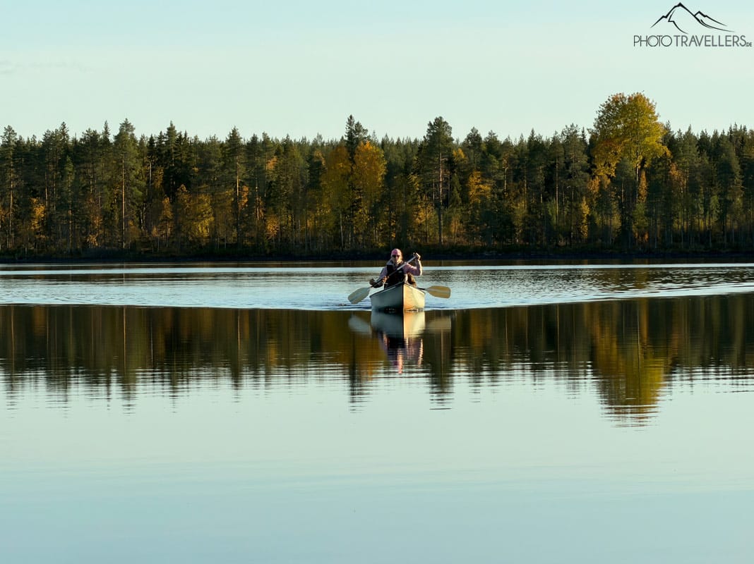 Ein Kajak auf einem See in Finnland