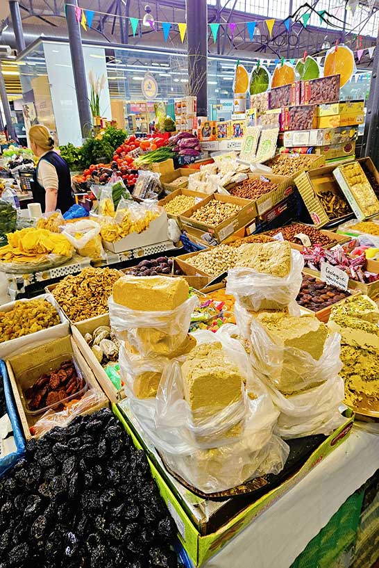 Ein Stand voller Süßigkeiten in der Markthalle von Vilnius