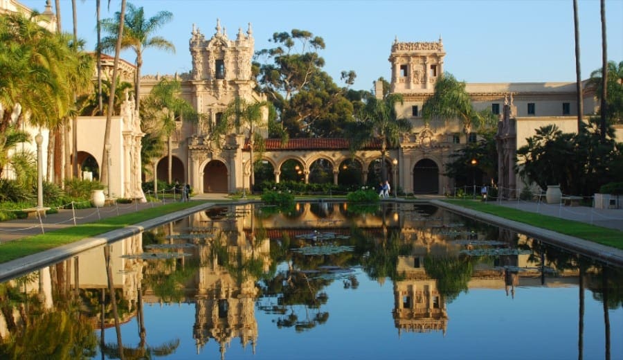 Reflection of the Casa de Balboa and House of Hospitality (1)