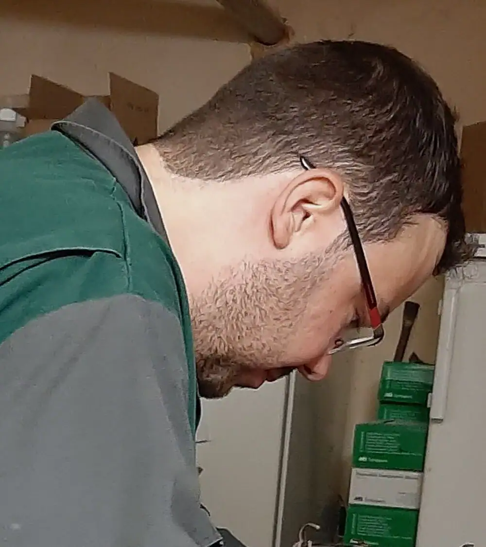 Mann arbeitet in einem Raum.