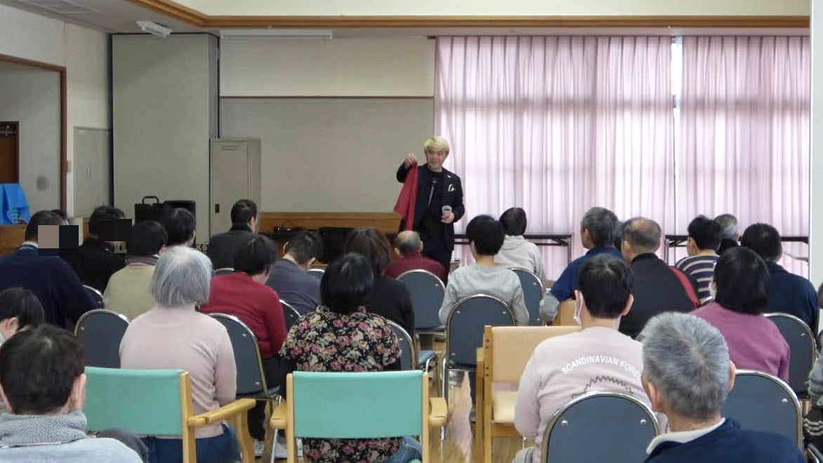 社会福祉法人セーナー苑でマジックショー!「お客さんを信じる」ということ 2 セーナー苑マジックショーでトークをするコンプレッサー