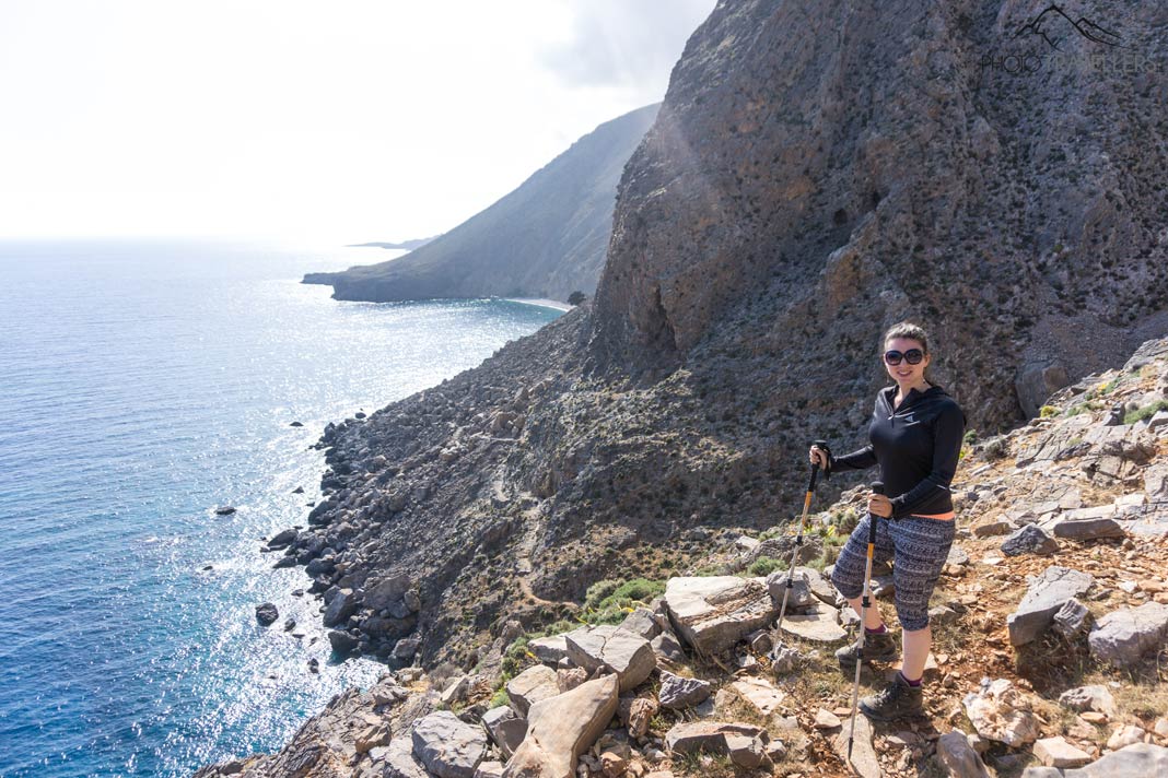 Reisejournalistin Biggi Bauer auf dem Wanderweg E4 auf Kreta, der an der Küste hinunter zum Sweet Water Beach führt