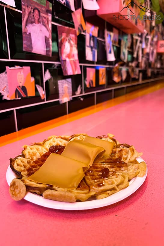 Eine Waffel mit brauem Käse bei Haralds Vaffel in Oslo