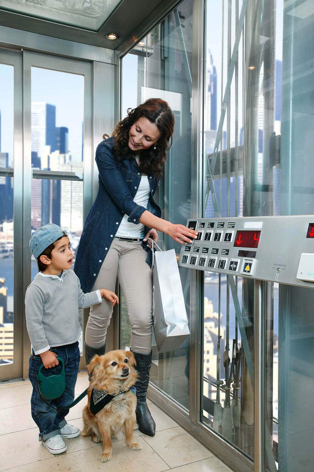Mutter mit Sohn und Hund in einem Aufzug