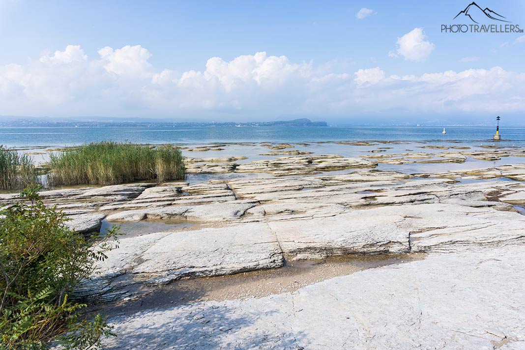 Der Jamaica Beach in Sirmione mit Blück über den Gardasee