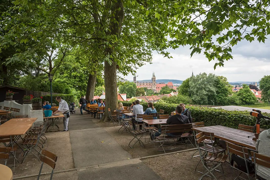 Der Spezikeller in Bamberg mit Blick auf die Altstadt