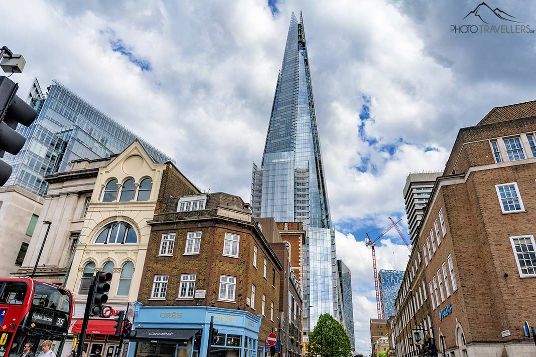 The Shard mit historischen Gebäuden im Vordergrund, London