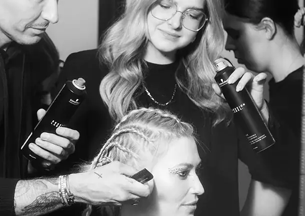 Absolventin der Famous Face Academy Emma Brenke die eine andere Person stylt