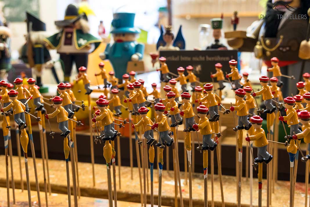 Kleine Figuren in der Schauwerkstatt der Erzgebirgischen Volkskunst Richard Glässer