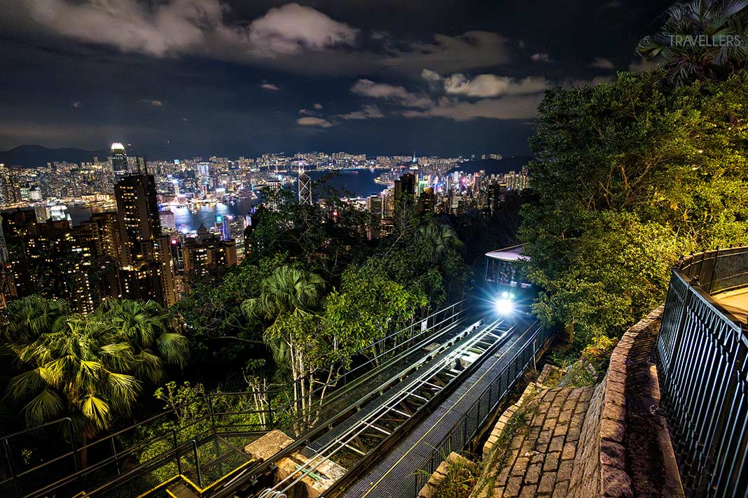 Die Peak Tram in Hongkong bei Nacht