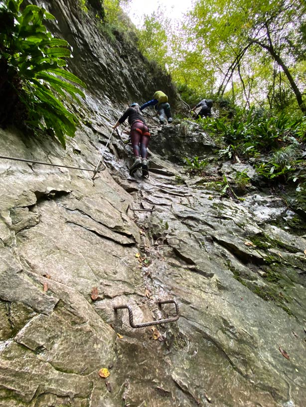 Reisejournalistin Biggi Bauer steigt die letzte steile Wand des Rio Sallagoni Klettersteigs nach oben