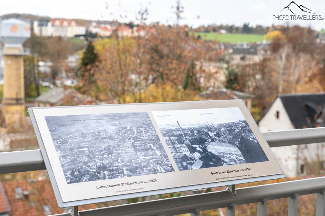 Tafeln mit historischen Fotos