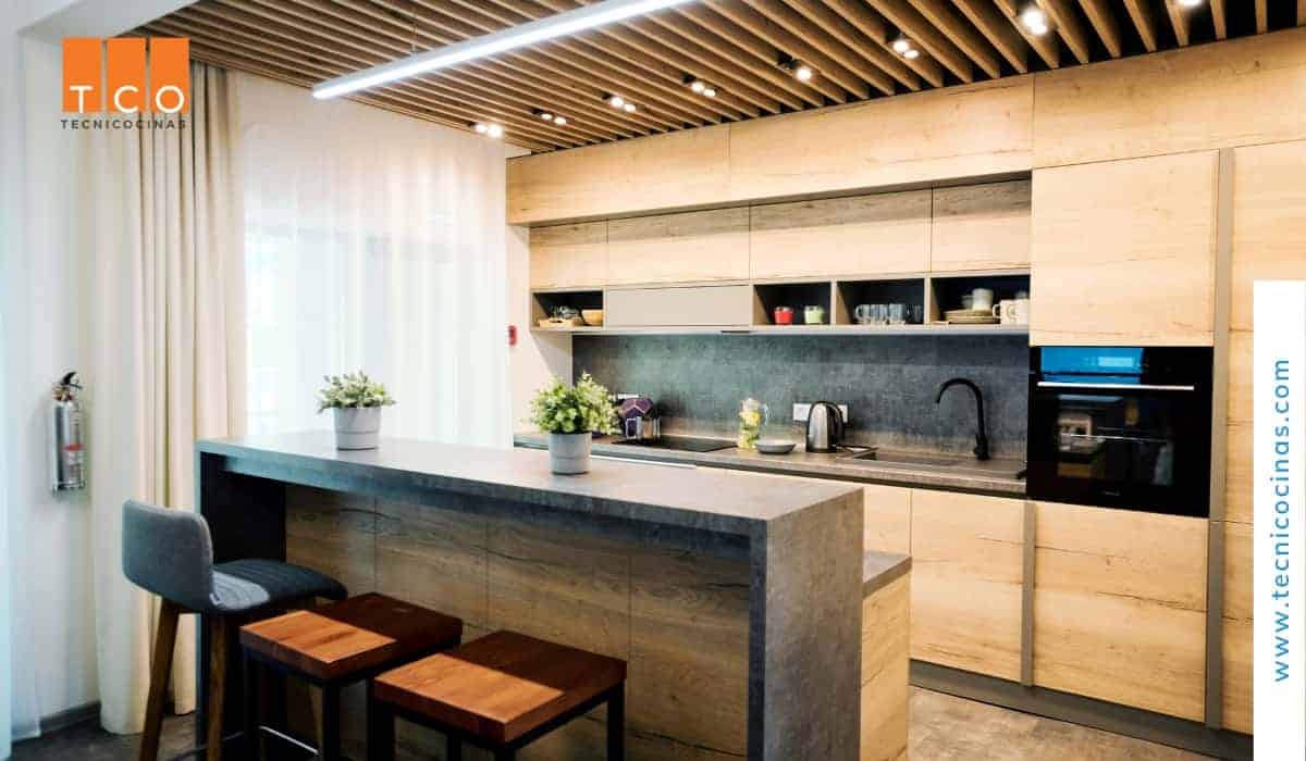 Imágenes de modelos de cocinas con mesón auxiliar integrado