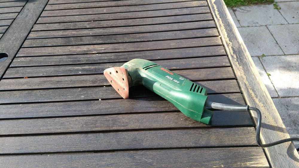 Gartentisch abschleifen mit einem Deltaschleifer