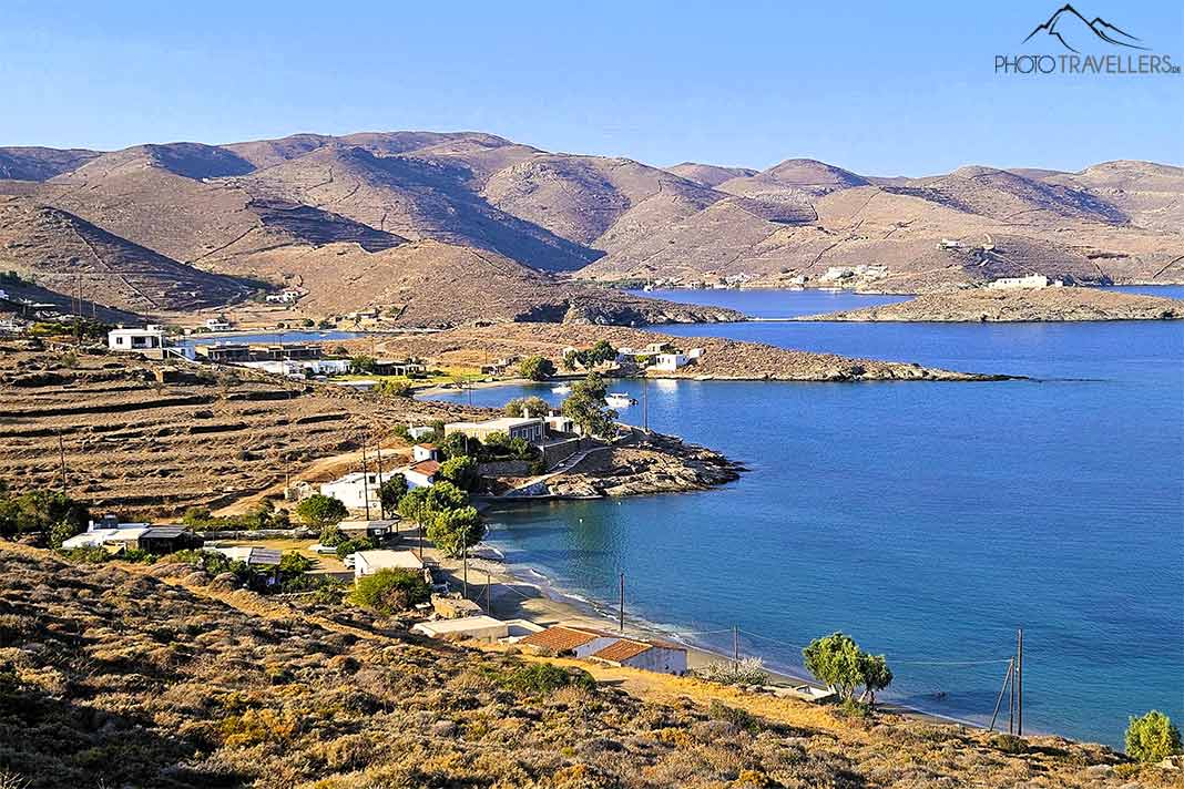 Das blaue Meer in der Bucht von Zogaki wird umrahmt von kahlen Hügelketten